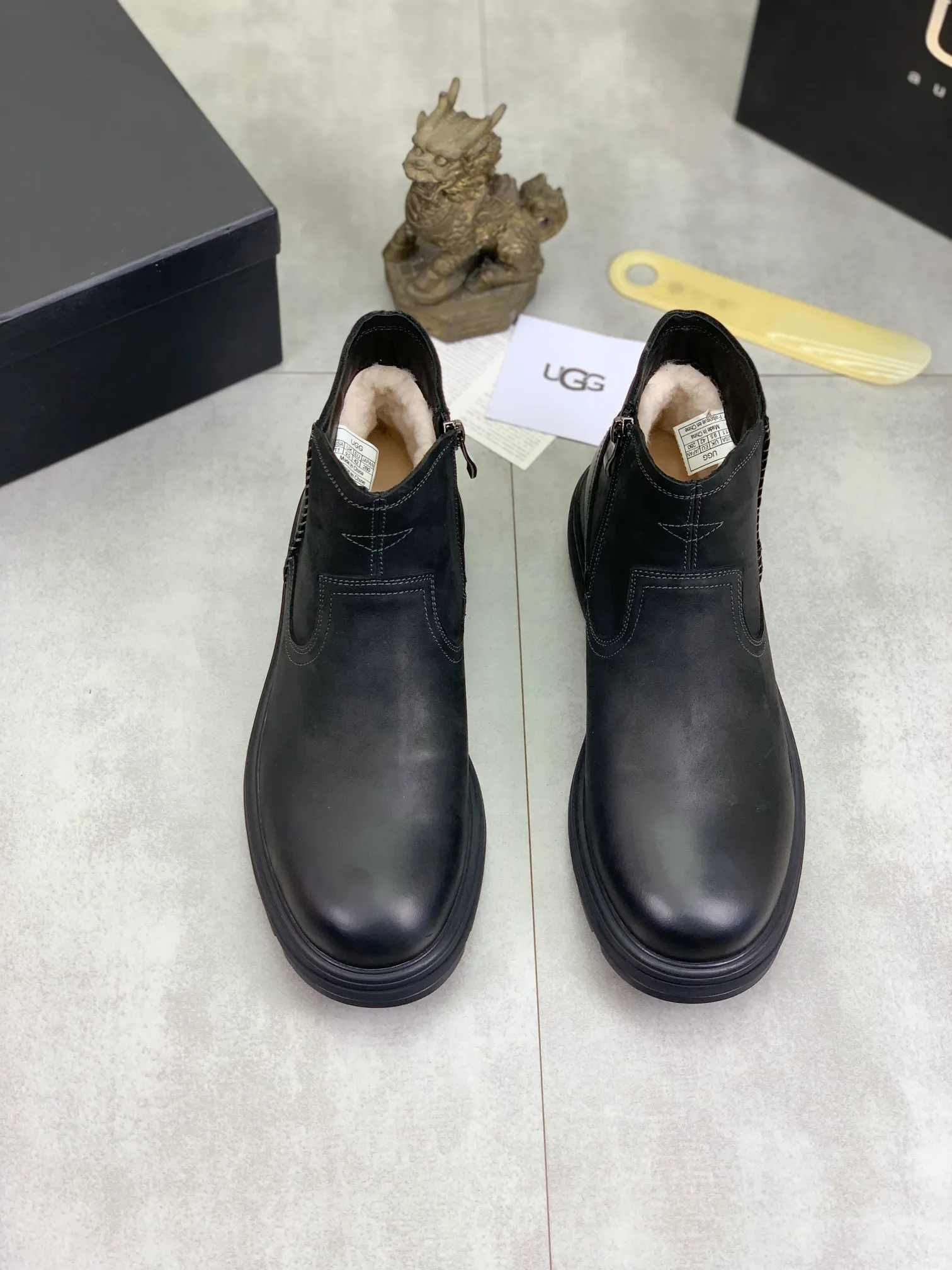 Factory price P640 💶[UGG] (full wool lining) Top-end high-quality fur integrated warm snow boots from Australia's warm luxury men's shoes brand, UGG-5877 official website synchronized, made of imported cowhide, carefully sewn...Imported rubber outsole (comfortable, soft, wear-resistant) The quality is really great...Exquisite workmanship, you can't put it down at first sight, code number: 39-44 Color: 3️⃣colors available
